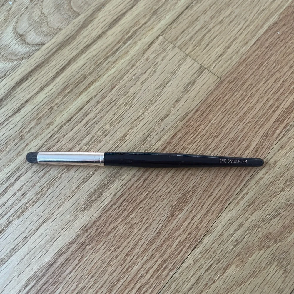 Charlotte tilbury eyeshadow brush eye smudger brush